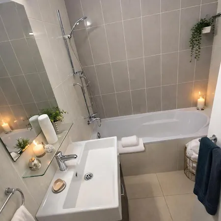 Living In - Modern 1br - Pools & *