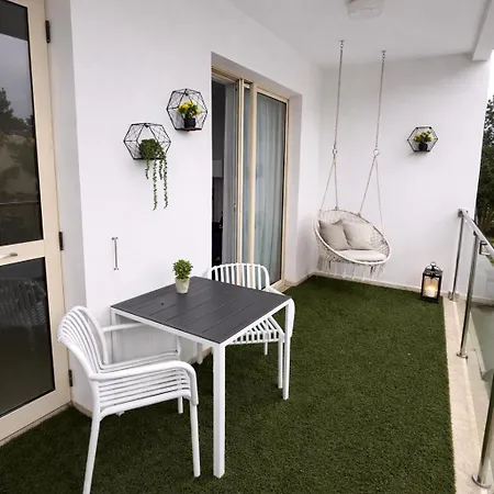 Living In - Modern 1br - Pools & Apartment